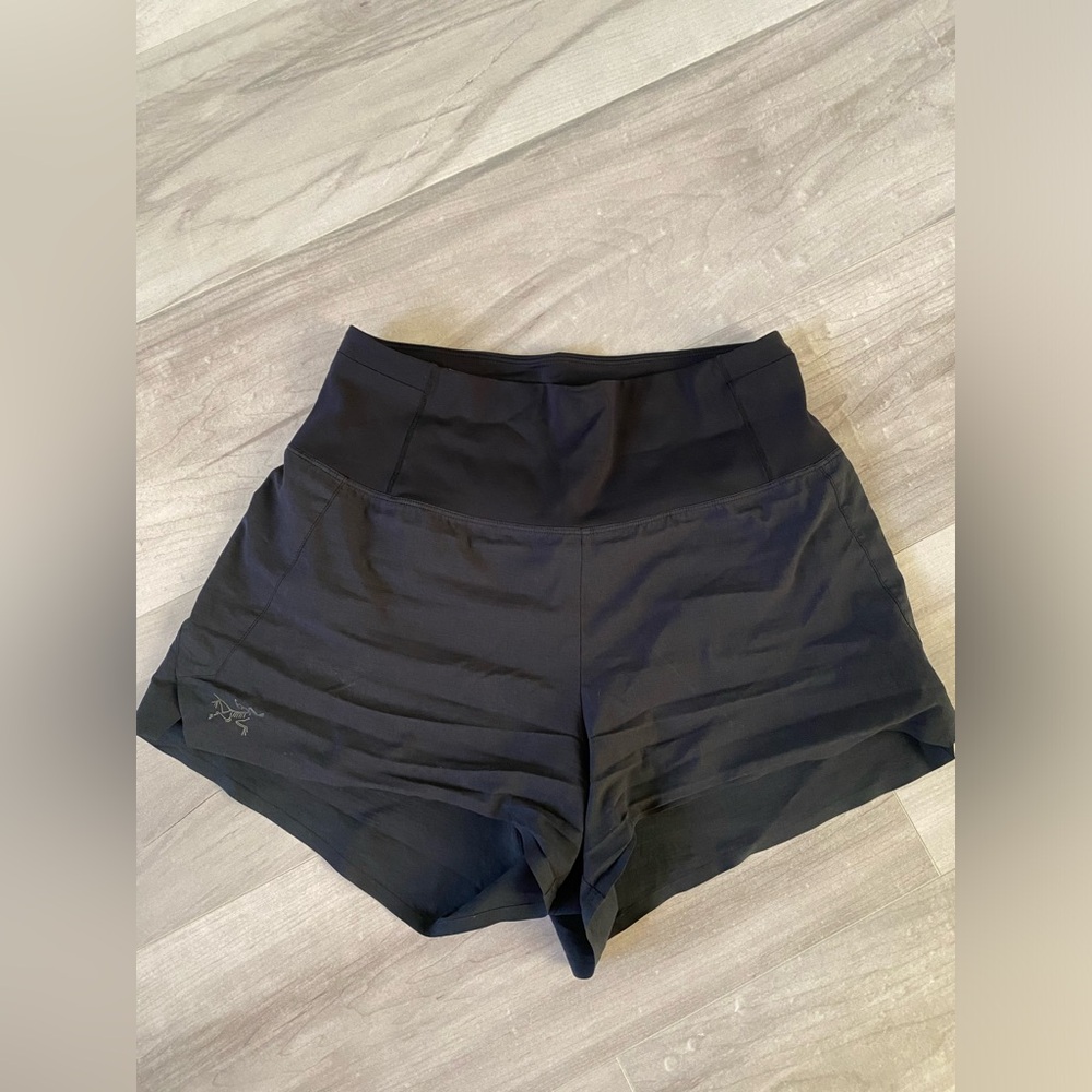 Black Arc’teryx Essent Run High-Rise Athletic Shorts